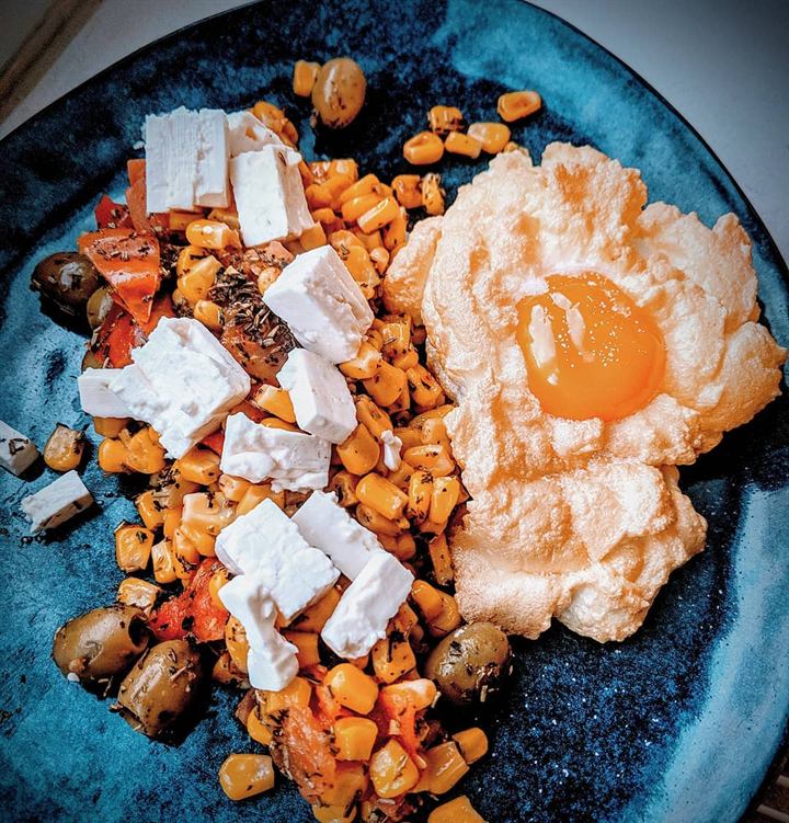 Œuf nuage, maïs, feta, olives et tomates