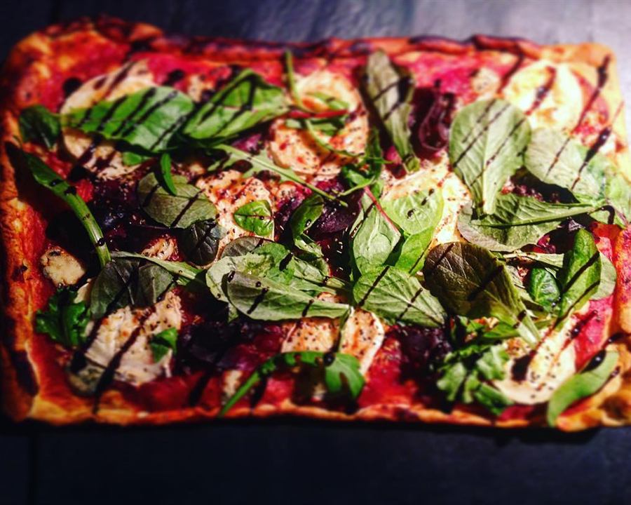 Pizza maison rectangulaire tomate, mozzarella et basilic