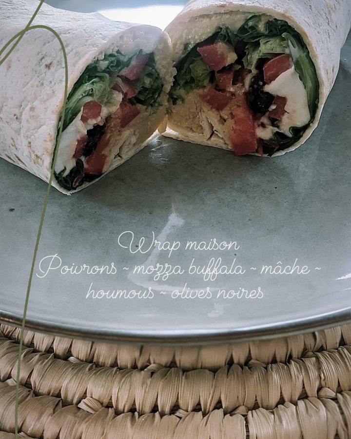 Wrap poivrons, mozzarella, houmous et olives noires