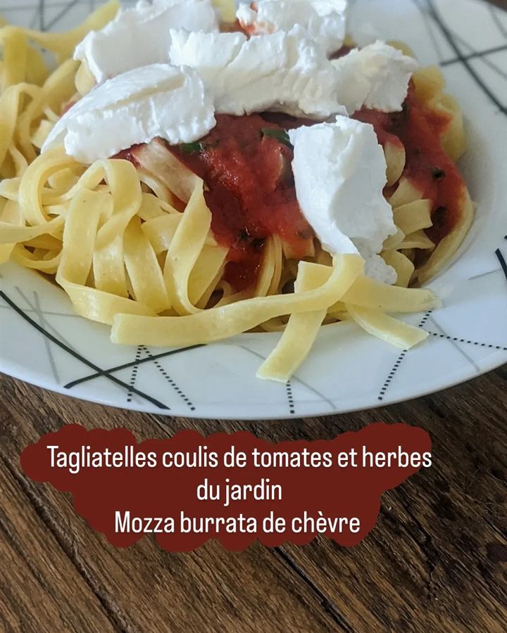 Tagliatelle au coulis de tomates et burrata de chèvre
