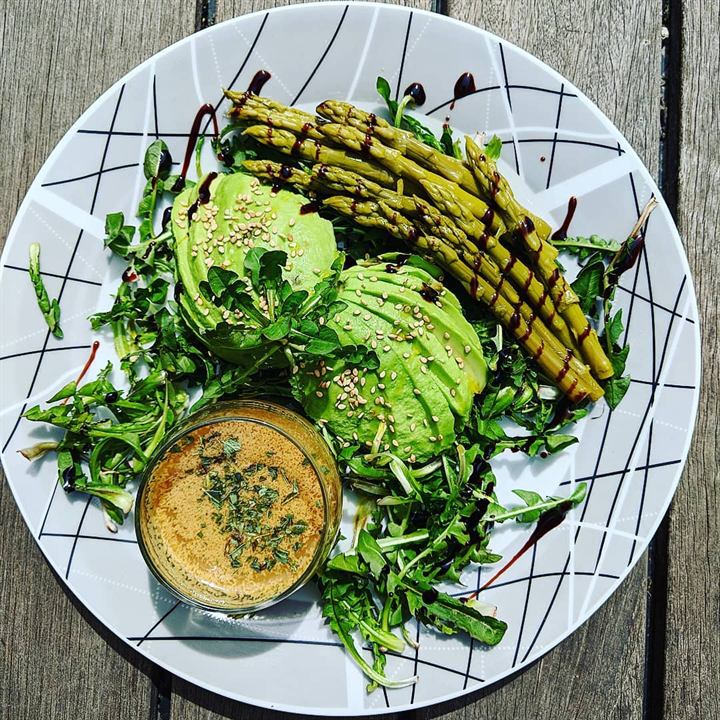 Green food avocat, asperges et salade