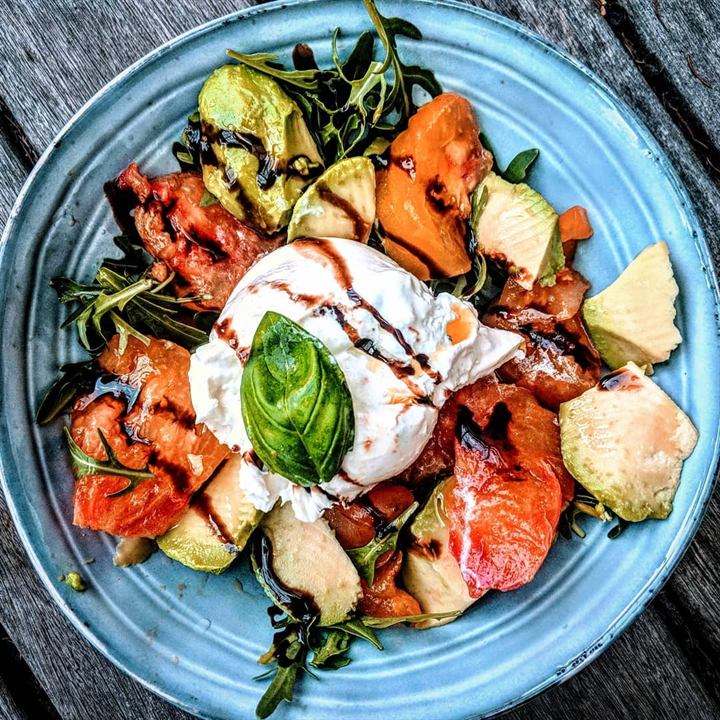 Salade burrata, roquette, tomates jaunes et avocat