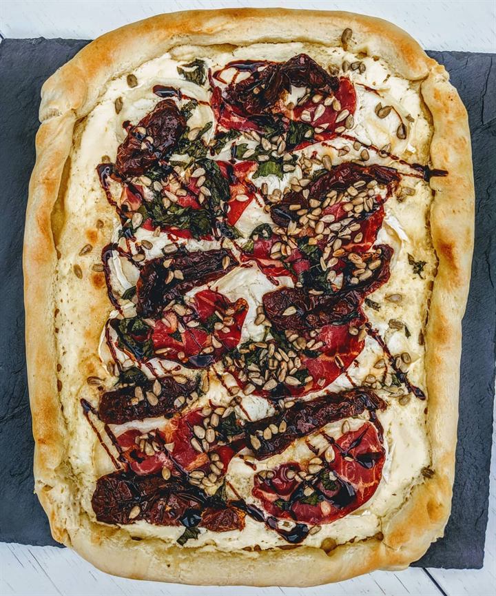 Pizza base crème, tomates séchées, coppa et basilic