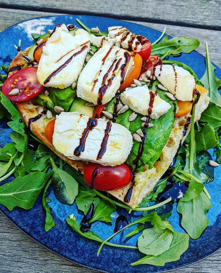 Tartine-salade roquette, avocat et brebis