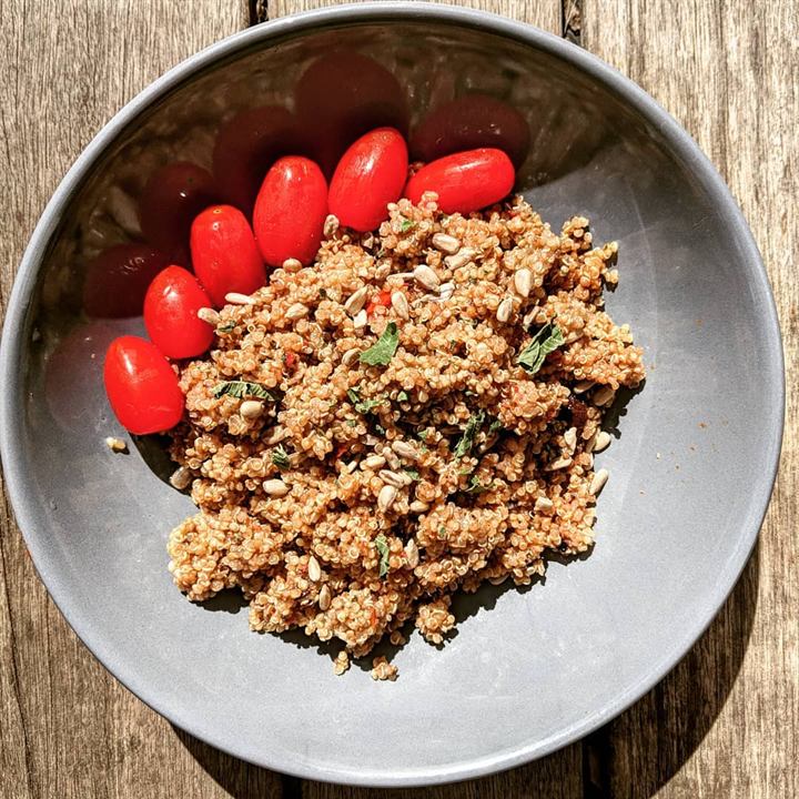Taboulé de quinoa aux tomates, olives noires et verveine