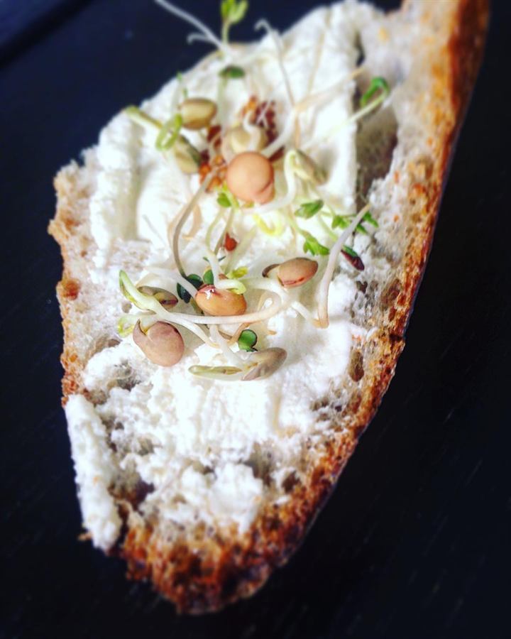Tartines au fromage frais, pousses de lentilles et cresson