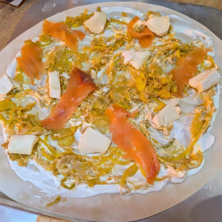 Flammekueche revisitée au saumon fumé et légumes en spaghetti