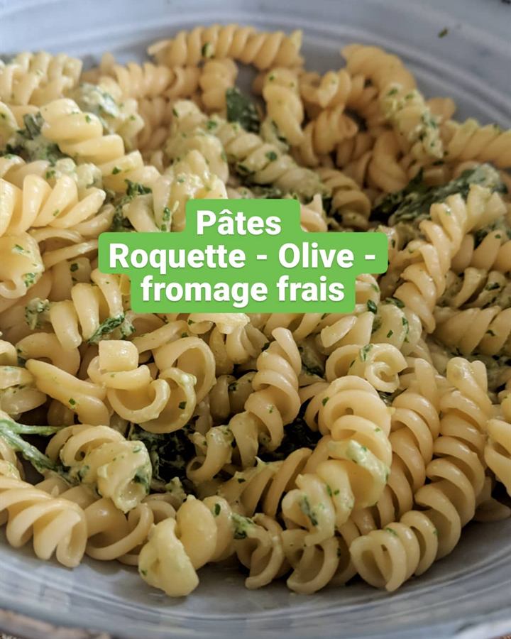 Pâtes roquette, olives et fromage frais
