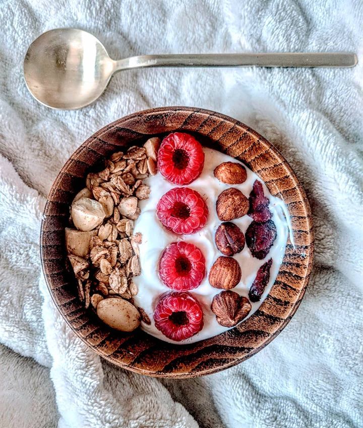 Bowl fromage blanc, framboises, cranberries et granola cannelle