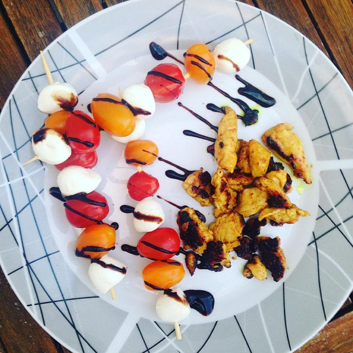 Brochettes tomates cerise-mozzarella et volaille caramélisée