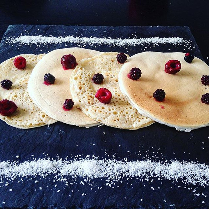 Pancakes aux fruits rouges et noix de coco