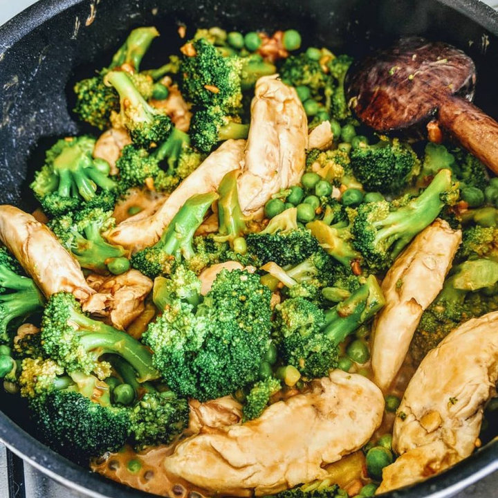 Un poulet aux cacahuètes et légumes croquants , un délice prêt en peu de temps !